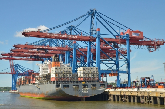 海岸码头边停靠的货轮轮船和集装箱运输