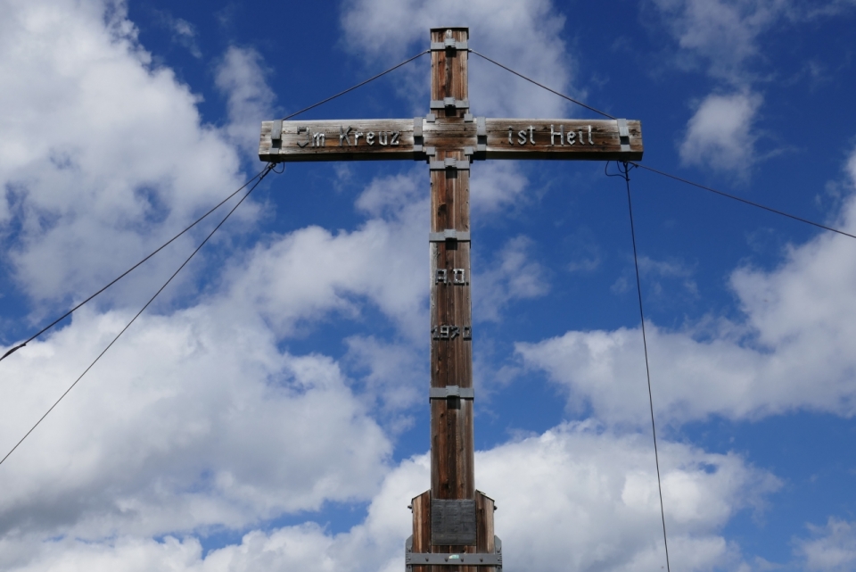 蓝色天空中巨大木制十字架装饰