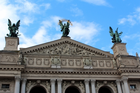 蓝天白云早晨下利沃夫歌剧院建筑