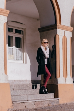 阳光下柱子旁的金发时尚美女写真