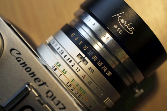 木桌上的照相机镜头近距离俯拍