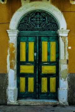 撞色古老复古门石头剥落破旧