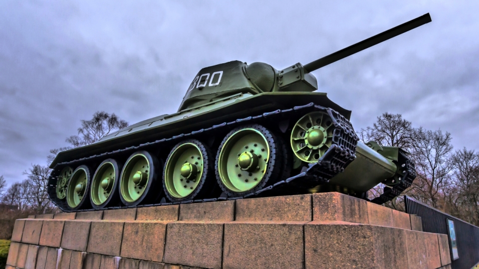 老式绿色坦克模型特写