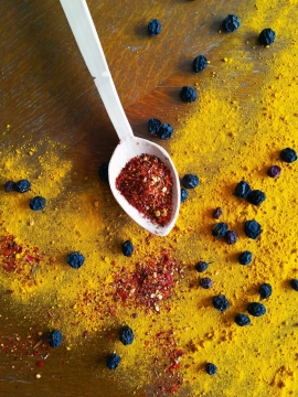 木勺中盛放香料高清摆拍