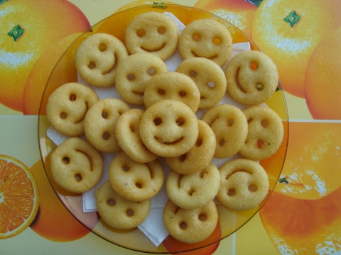 橙子水果背景玻璃盘中的笑脸饼干美食