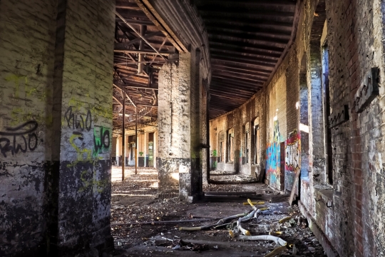 破败的城市建筑一隅