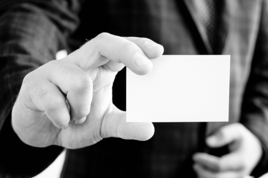 黑白风格手上拿着纸片的西装男人