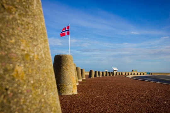 沙滩边堆砌沙丘精致旗帜特写