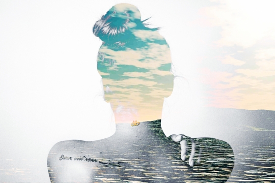 蓝天大海人影镜面创意设计