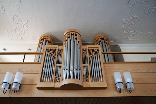 白色花纹雕刻天花板室内装潢