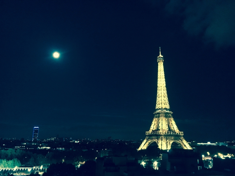月圆的夜晚法国巴黎埃菲尔铁塔建筑夜景
