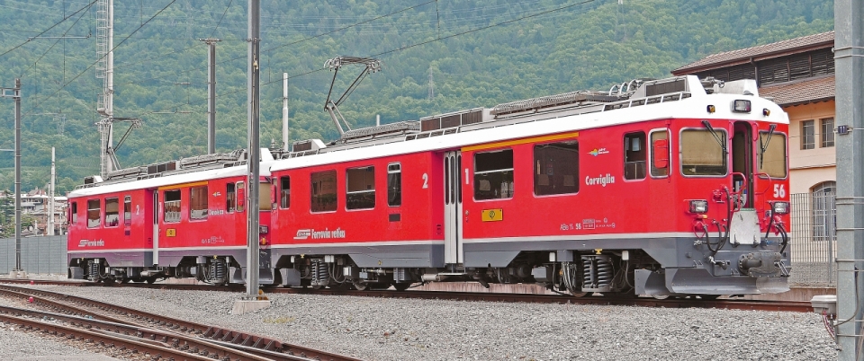 城市郊外抵达车站红色火车