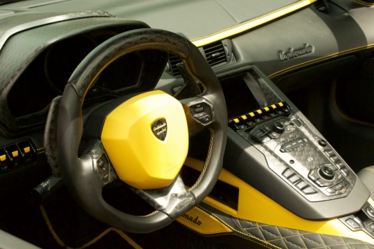 概念超跑超酷炫内饰方向盘特写