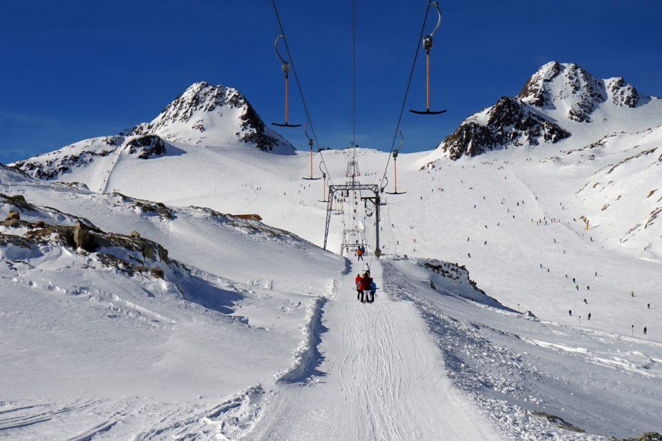 美丽雪山滑雪场的上山缆车