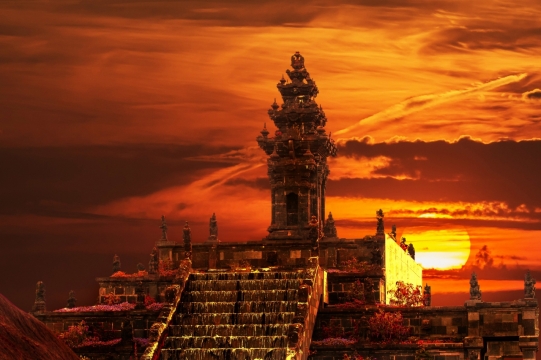 红色晚霞夕阳下古老的塔楼建筑