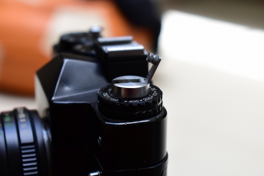 虚化背景室内白色桌面上黑色专业数码相机