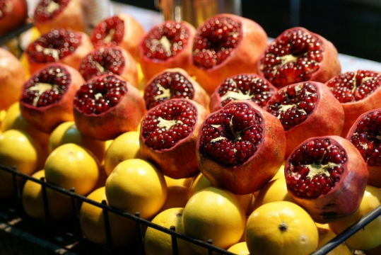 水果市场新鲜采摘石榴水果街拍