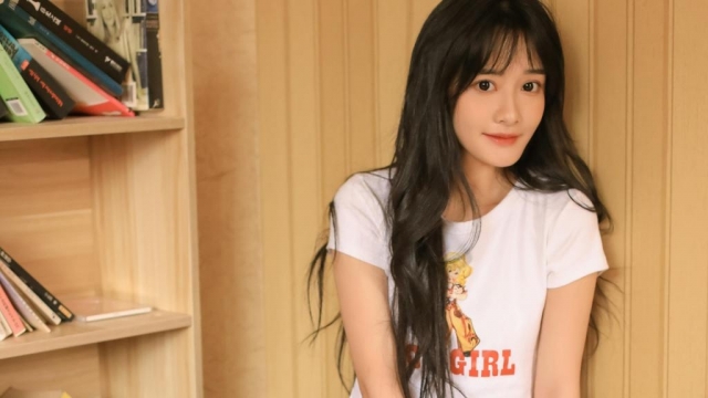 氧气美女休闲在家高清桌面壁纸