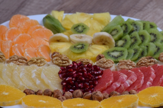 木制桌面白色盘子新鲜美味水果切片