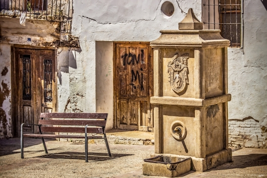 阳光城市街道古老破旧建筑