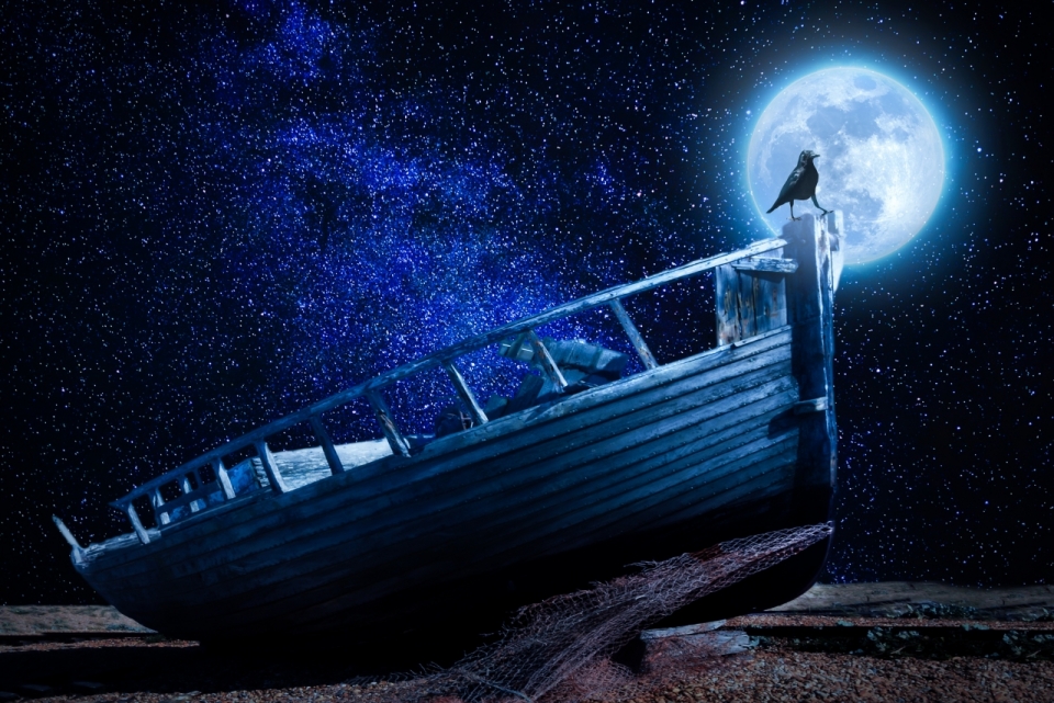 星空月光照耀下破旧小船上的乌鸦