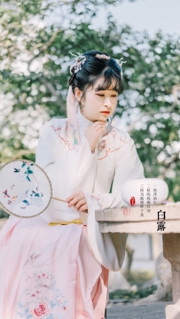 古装汉服持团扇少女