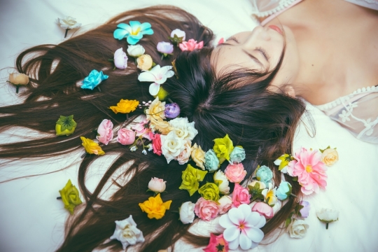 花朵长发美女高清艺术写真