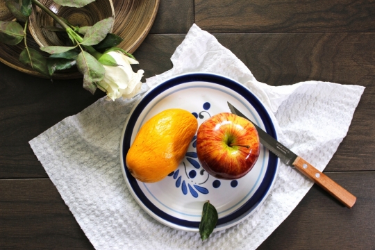 木制桌面文艺盘子水果白色玫瑰花朵