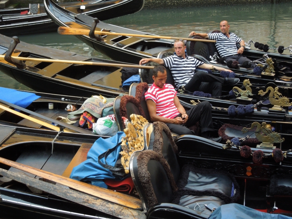威尼斯户外自然湖泊小船成年男性
