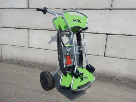 绿色手动除草机器特写