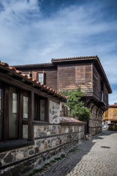 蓝色天空城市街道木制房屋建筑