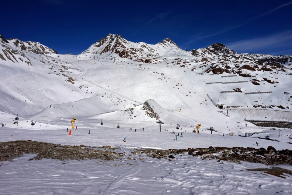 白色雪地雪山滑雪场风光