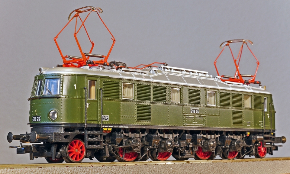 灰色背景绿色火车玩具模型