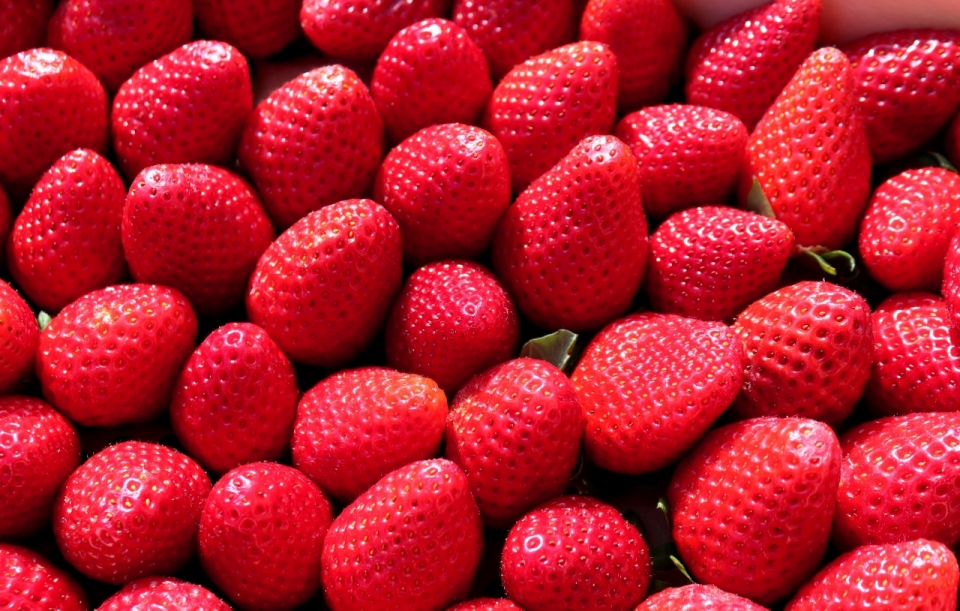 密集摆放红色鲜艳草莓水果
