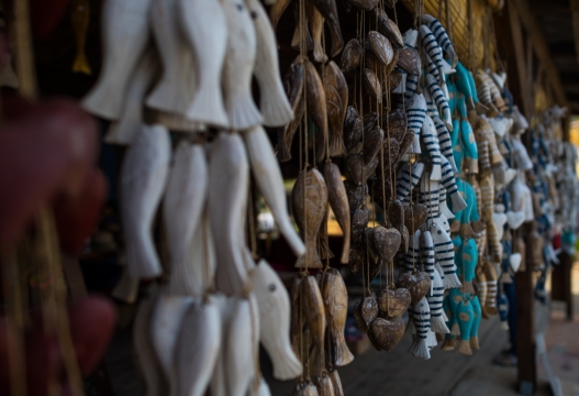 城市街道悬挂鱼木制雕刻艺术装饰