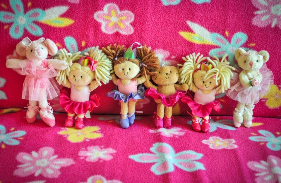室内粉色床铺可爱彩色毛绒玩具装饰