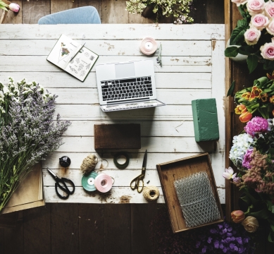 街边花店桌面散乱摆放鲜艳花朵静物