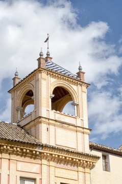 蓝色天空城市街道古老塔建筑