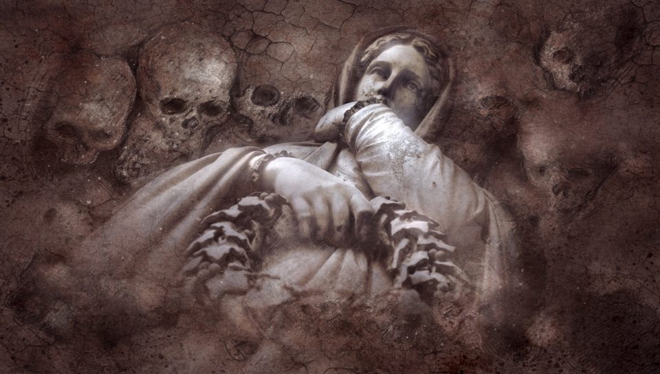 无数骷髅头和手拿花圈的圣母雕像