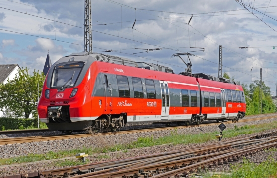 户外田野铁路轨道飞速行驶红色列车