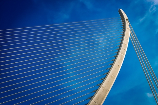 阳光蓝色天空城市白色装饰建筑