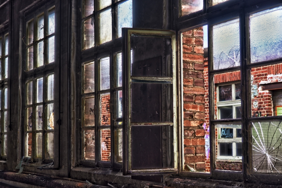 老旧红砖房屋破损玻璃窗户特写