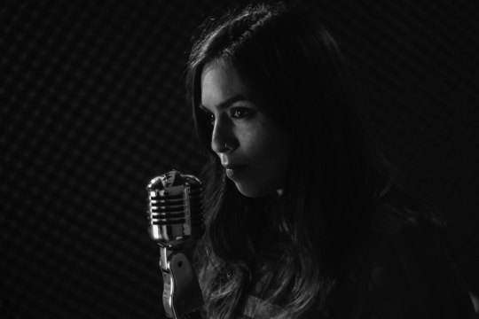 黑暗中唱歌的美女黑白特写