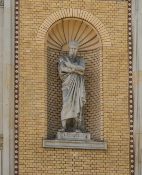 建筑墙壁白色石质文化艺术男性雕像