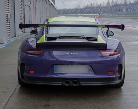 赛场边停靠蓝色汽车尾翼外观