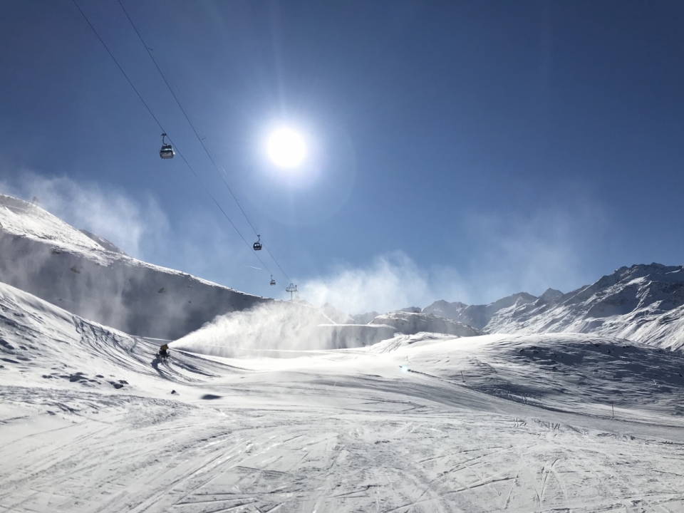 阳光下美丽雪山上的滑雪场