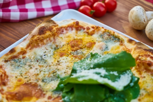 桌子上白色盘子中美味烤面包和小番茄