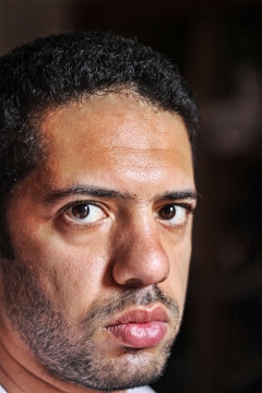 虚化背景户外蓄胡黑色短发男性