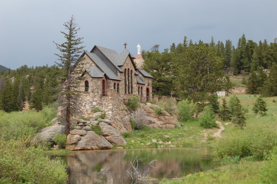 池塘边绿色草丛森林房屋建筑风光