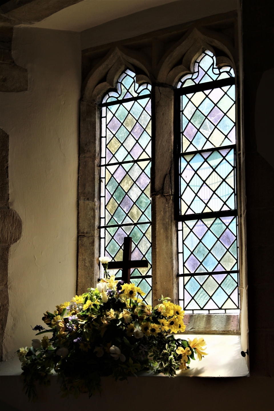 教堂室内彩色玻璃窗黄色花朵植物十字架